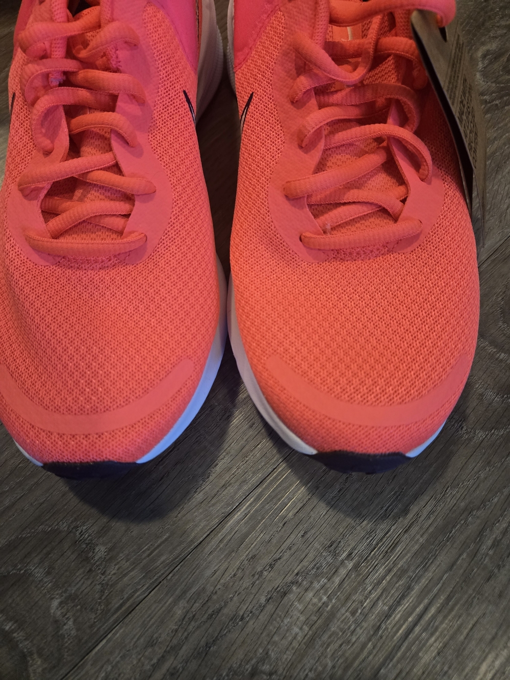 Nike Revolution Crimson Womens 9.5 with White Sole NEW - Picture 4 of 6